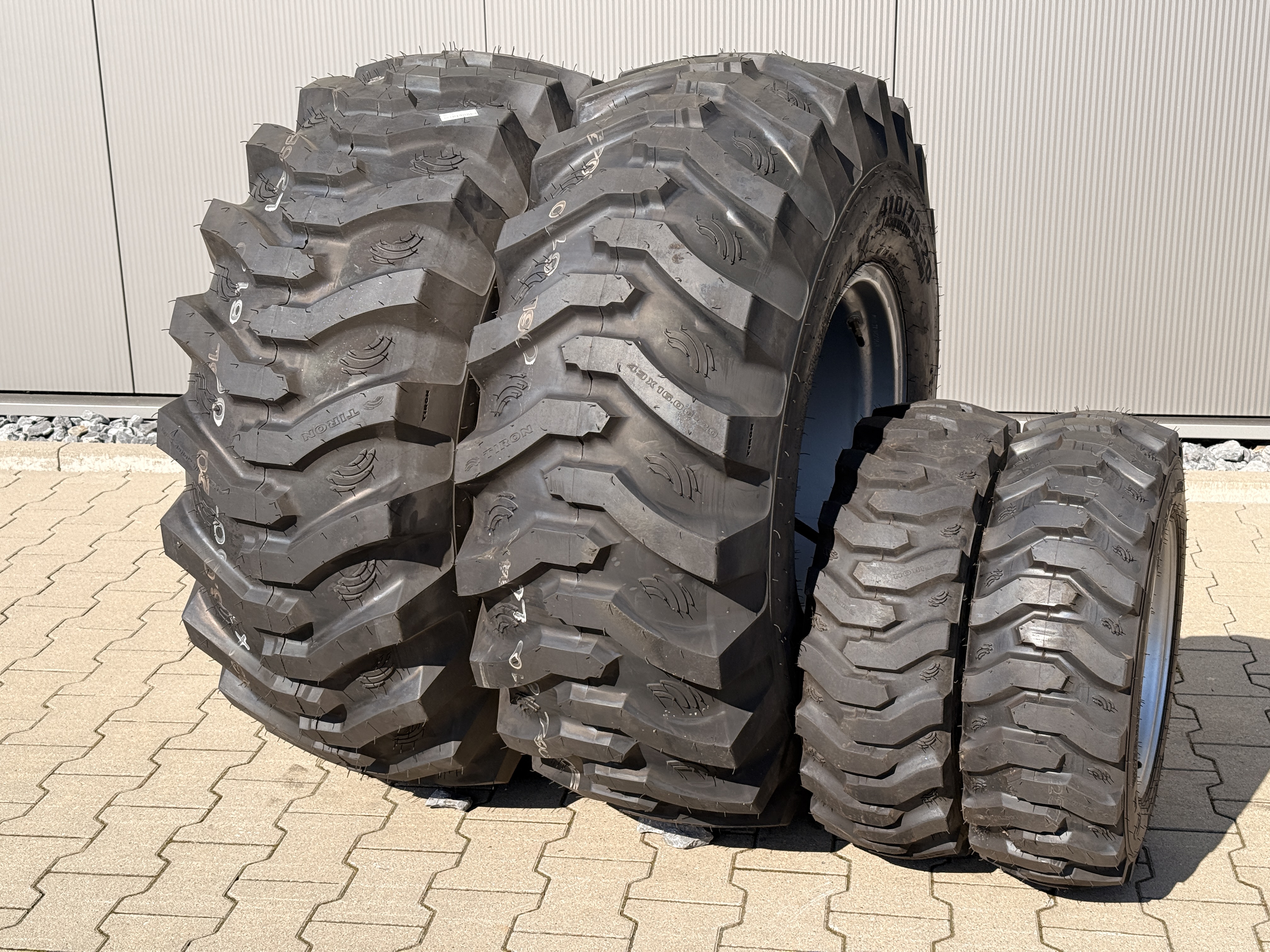 Kommunalbereifung VR 200/70R16, HR 300/80R24