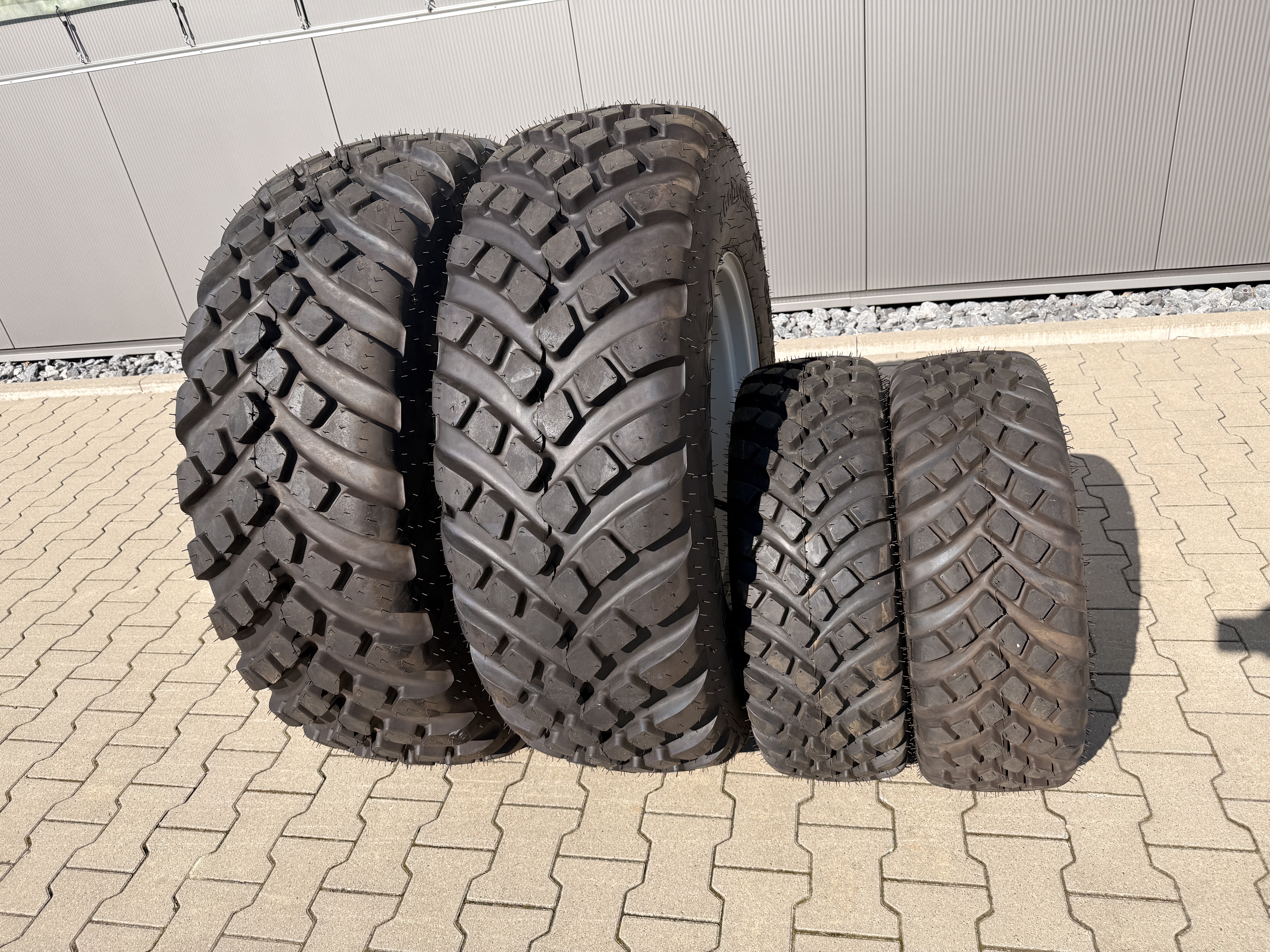 Kommunal Bereifung VR 280/70 R16, HR 380/70 R24